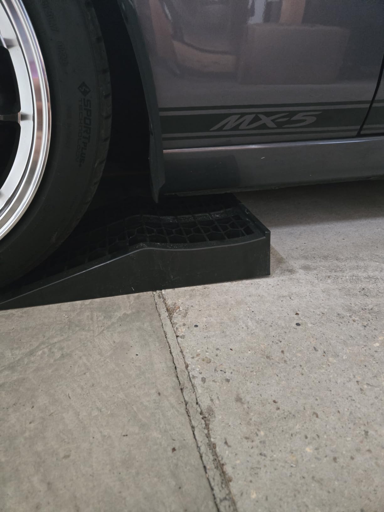 HOXWELL Car Ramps for Jack Support and Lift Vehicle Maintenance, Lightweight Low Profile Car Ramps for Garage, Heavy Duty Tire Ramps for Low Chassis Cars, 17.5''x10''x3.14'' (2PCS) customer photo 1
