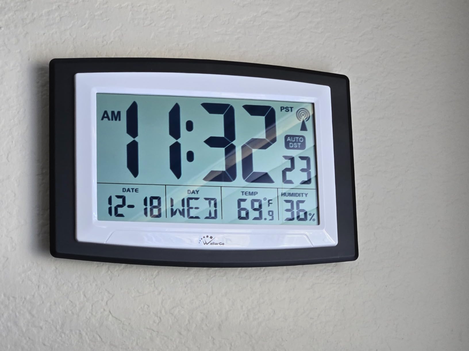 WallarGe Self-Setting Atomic Digital Wall Clock with Auto DST customer photo 2