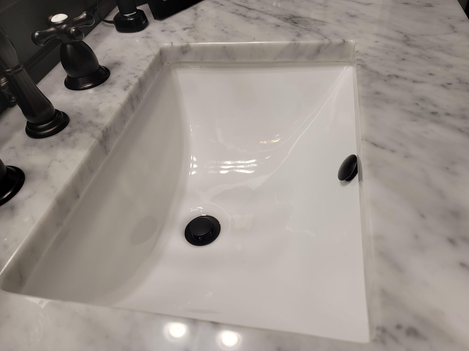 Sarlai Undermount Bathroom Sink - 19 x16 inch Oval Vessel Sink Under counter Lavatory Sink White Ceramic Vanity Sink with Overflow, Modern Art Basin, Interior Size 17-2/5