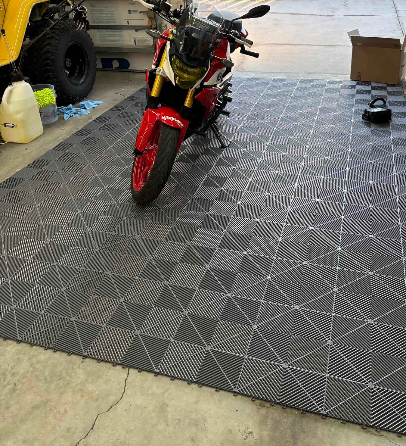 Barydat 72 Pcs 12x12 Garage Floor Tiles Interlocking Drainage, Red customer photo 2