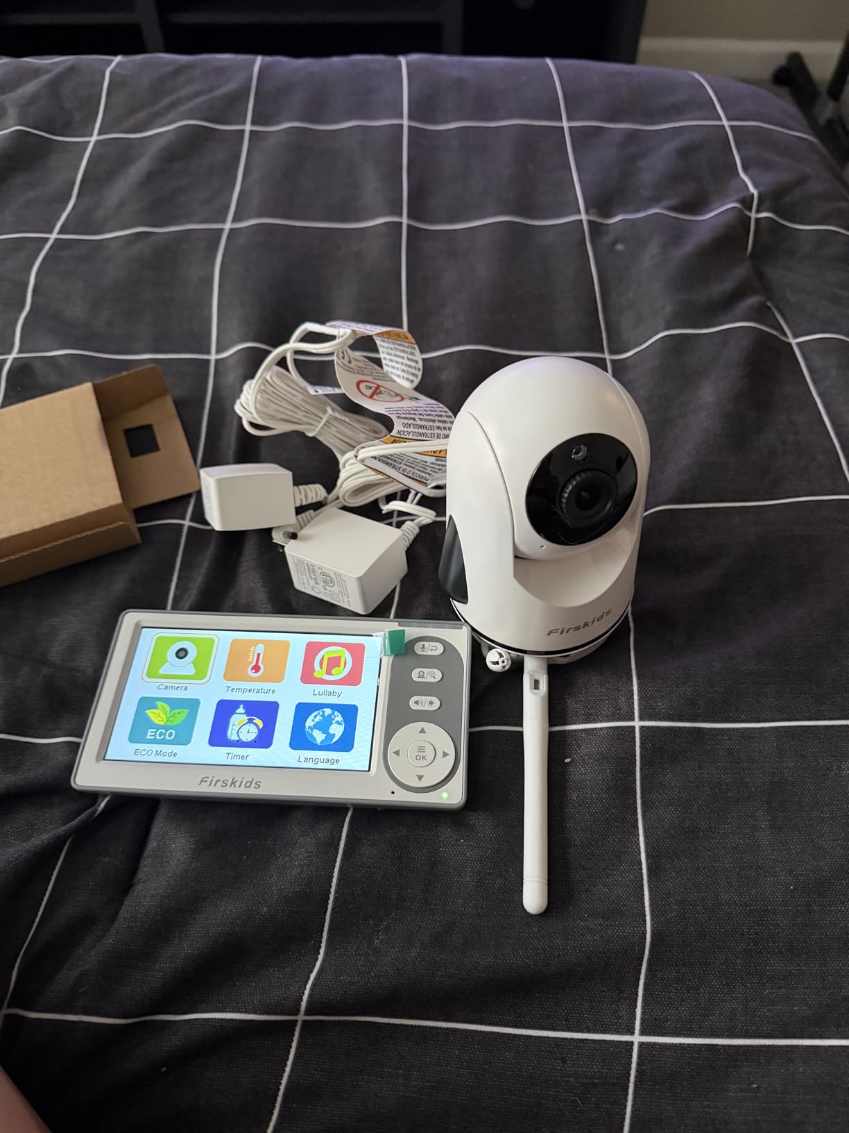 Baby Monitor - 1000ft Long Range Baby Monitor with Camera and Audio No WiFi, Built in 3500mAh Battery,Auto Night Vision, Temperature, 2-Way Talk, 8 Lullabies, 4.3'' Screen customer photo 1