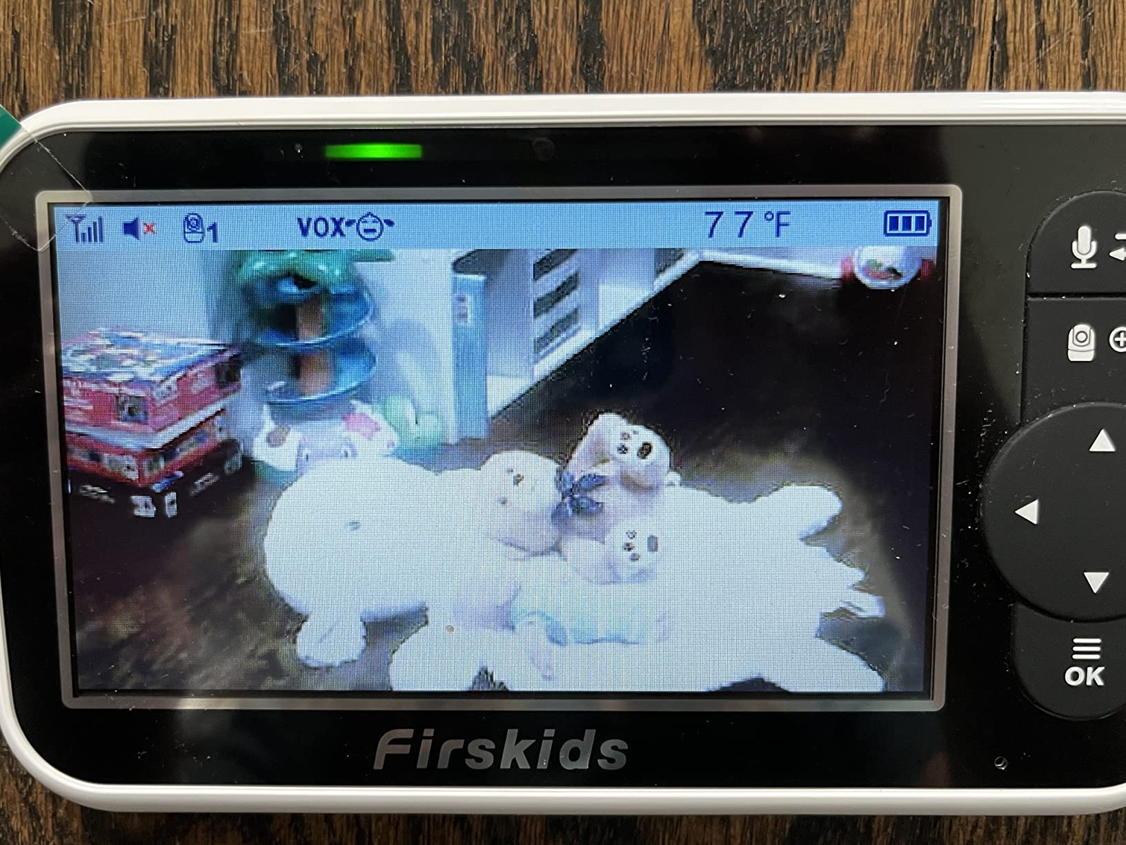 Split-Screen Baby Monitor with 2 Cameras No WiFi, 30H Battery, Pan-Tilt-Zoom, Monitor para bebés with Night Vision, 2-Way Audio, Room Temp Sensor, Lullaby, Plug & Play - Ideal for Travel customer photo 1