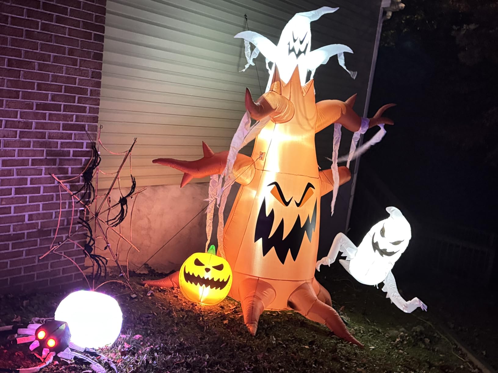 GOOSH 10 FT Halloween Inflatables Tree Outdoor Decorations Blow Up Yard Scary Dead Tree with Pumpkin and Ghost with Built-in LEDs for Garden Lawn Indoor Party Decor customer photo 1