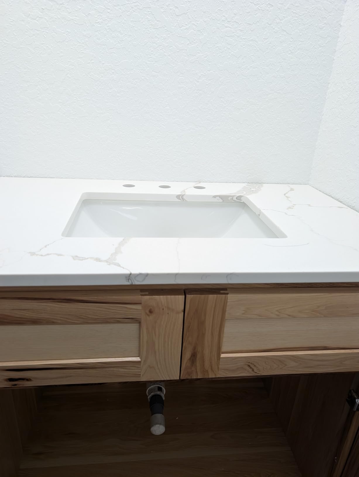 30 in.W x 22 in.D Quartz Calacatta River Vanity Top,with Undermount Middle Sink Vanity Top,with One Sidesplash & One Backsplash,Single Faucet Hole Spread Bathroom Vanity Sink Countertop customer photo 1