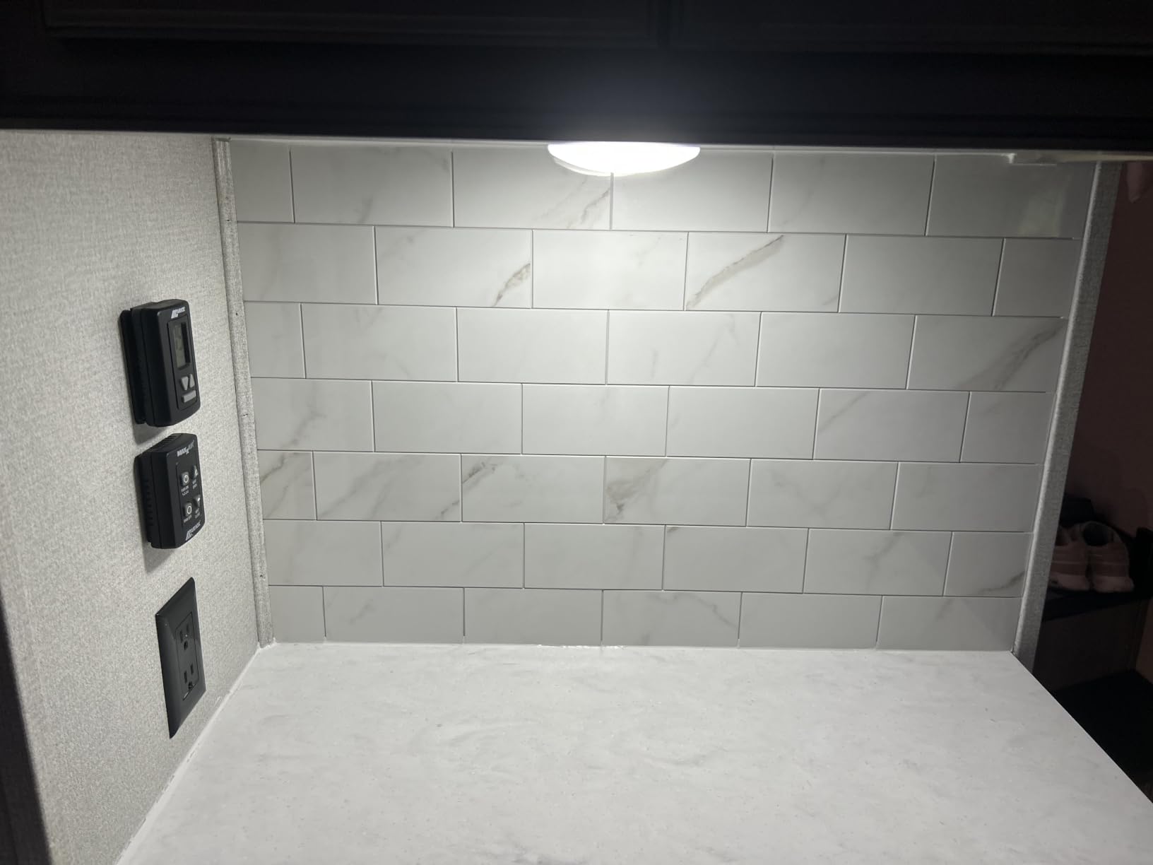 Vamos Tile 100-Piece Glossy Pure White Peel and Stick Backsplash Tile,3''x6'' PVC Subway Tile with Dark Gray Grout,Stick on Backsplash for Kitchen/Bathroom/Fireplace customer photo 1