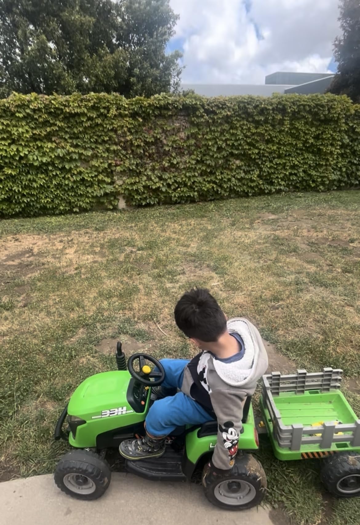 ARBELI 24V Ride On Tractor w/2.4G Remote Control, Tiltable Trailer, Green customer photo 2