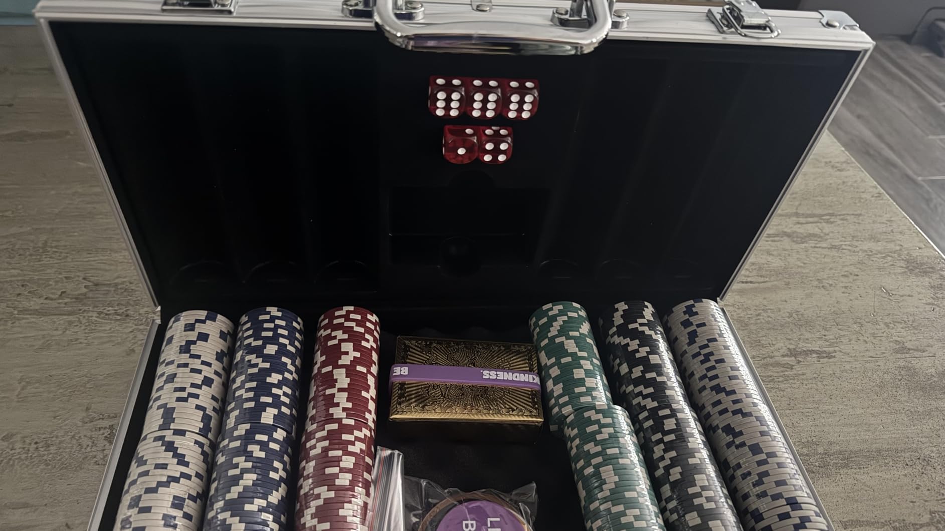 500 Pcs Clay Poker Chips Set with Case Casino Chips Blackjack 11.5 Grams Poker Chip Sets Texas Hold'em Poker Set Case Gambing Poler Chips Card Game Black Jack Poker Night customer photo 1
