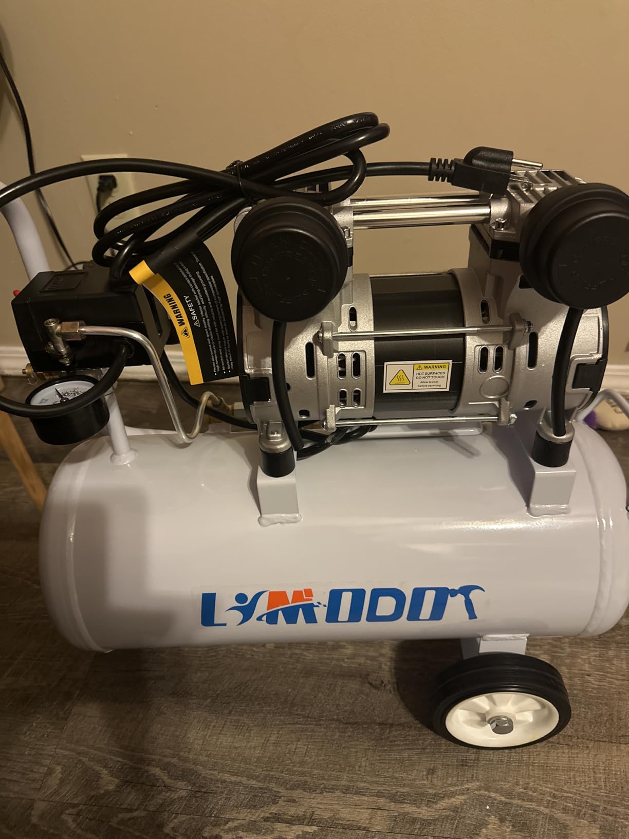 Quiet Oil-Free Air Compressor, 68 dB, 2.8 CFM @ 90 PSI, 5 Gallon Air Tank customer photo 1