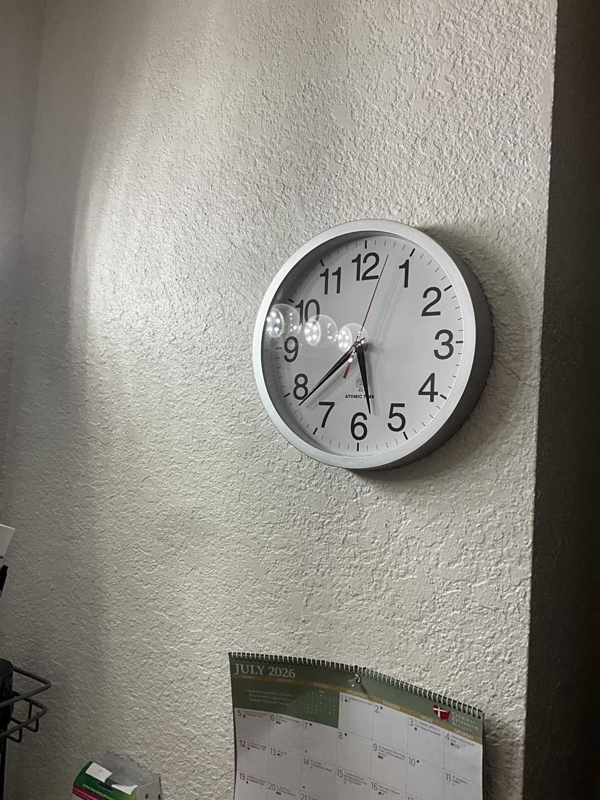 Rohioue Wall Clock Analog 12 Inch Atomic Battery Operated Silent Clock customer photo 1