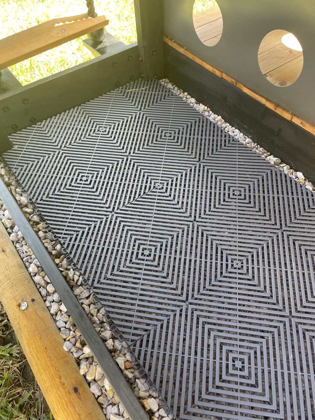 VEVOR Interlocking Drainage Mat, 12” x 12” Modular Interlocking Cushion, 50 Pcs Splicing Drainage Mats, Non-Slip PP Drainage Floor Tile and Shower Mat, for Garage, Garden, Kitchen & Outdoor, Black customer photo 1