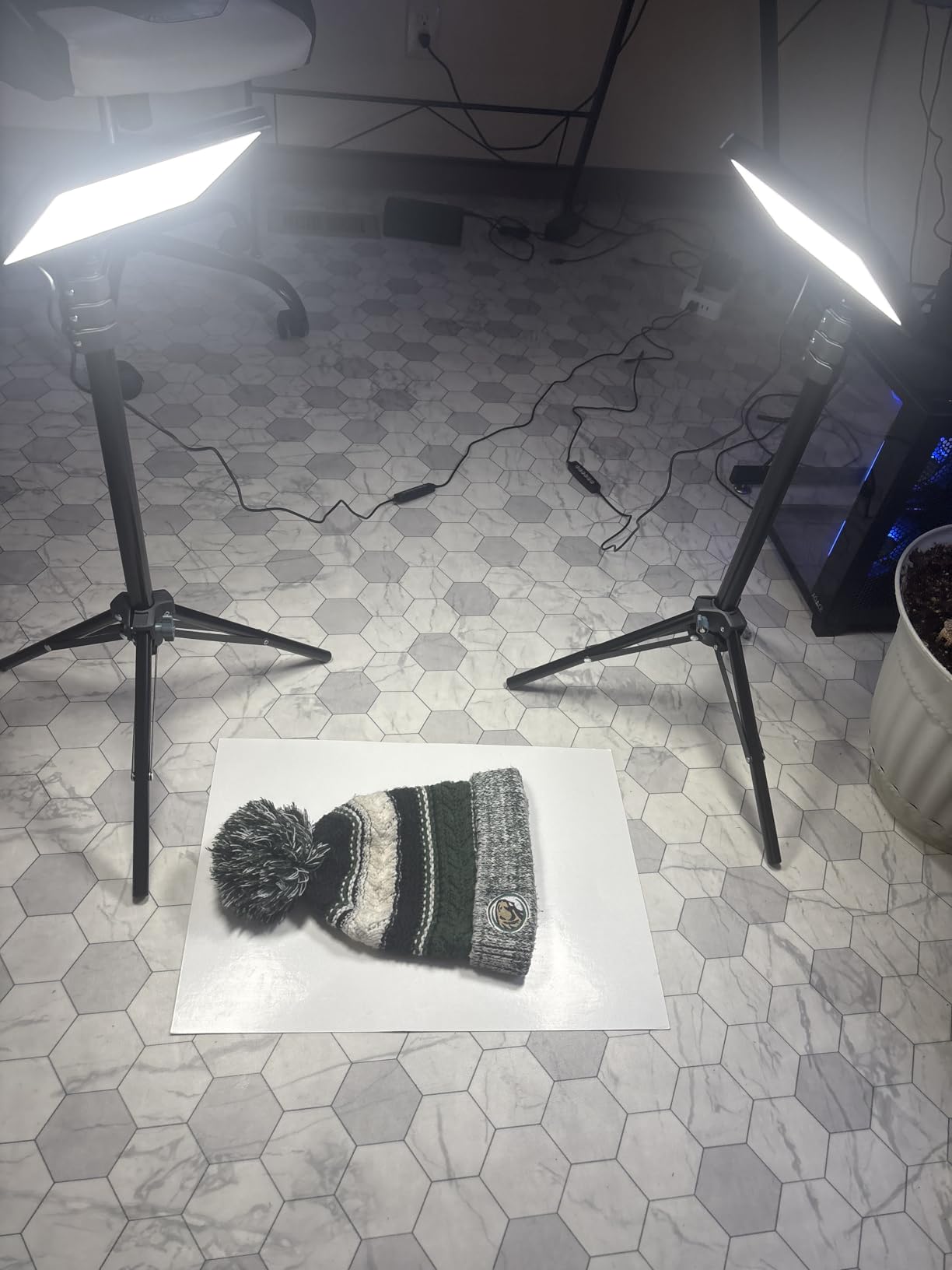 Amazon Basics 2-Pack LED Video Light, 7 Vibrant RGB Colors and 3 Color Temperatures (2500-6500K), Dimmable Lighting with 62.3-Inch Adjustable Tripod, 360° Gimbal, USB-Powered for Streaming customer photo 2