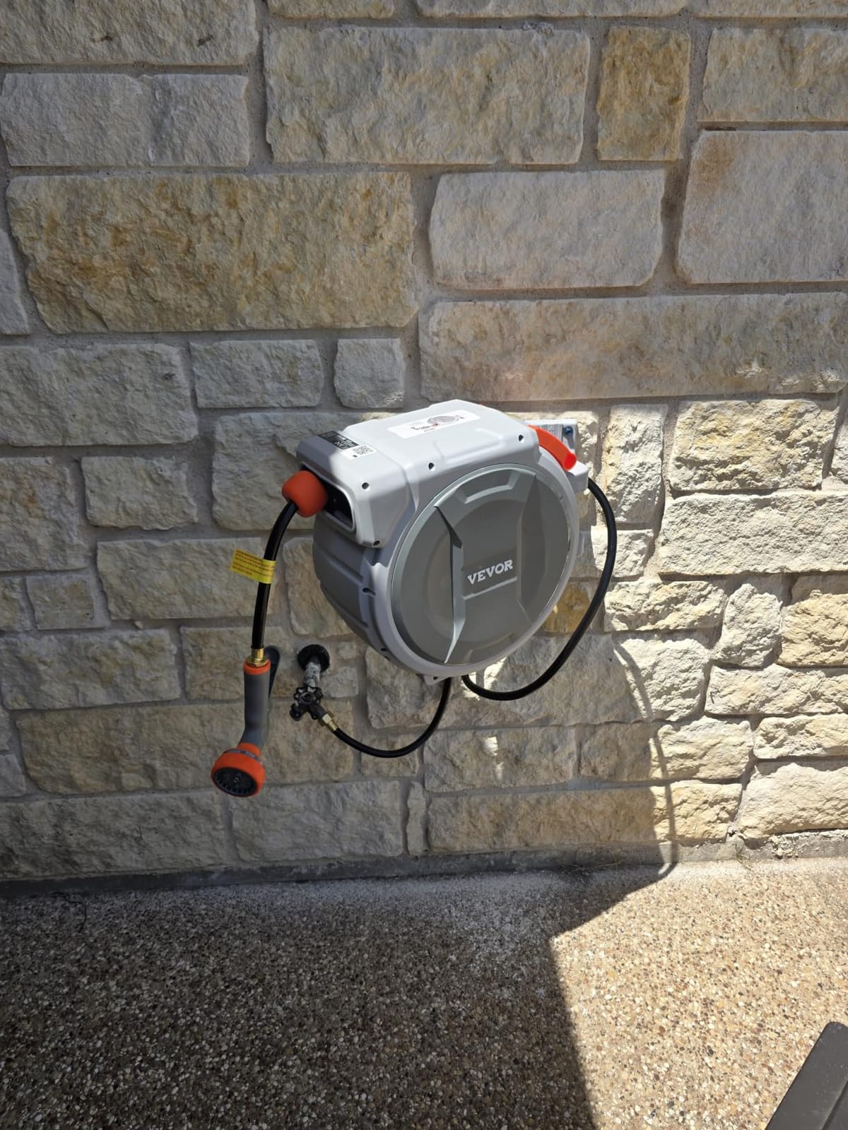 VEVOR Retractable Garden Hose Reel, 5/8 Inch x 100 ft Wall Mounted Hose Reel, Heavy Duty Garden Hose Reel with 9 Patterns Nozzle, Any Length Lock, Upgraded Slow Return System and 180°Swivel Bracket | Heavy Duty Garden Tool with 9 Patterns Nozzle, Any Length Lock, Upgraded Slow Return System, 180° Swivel Bracket & PP Shell customer photo 1