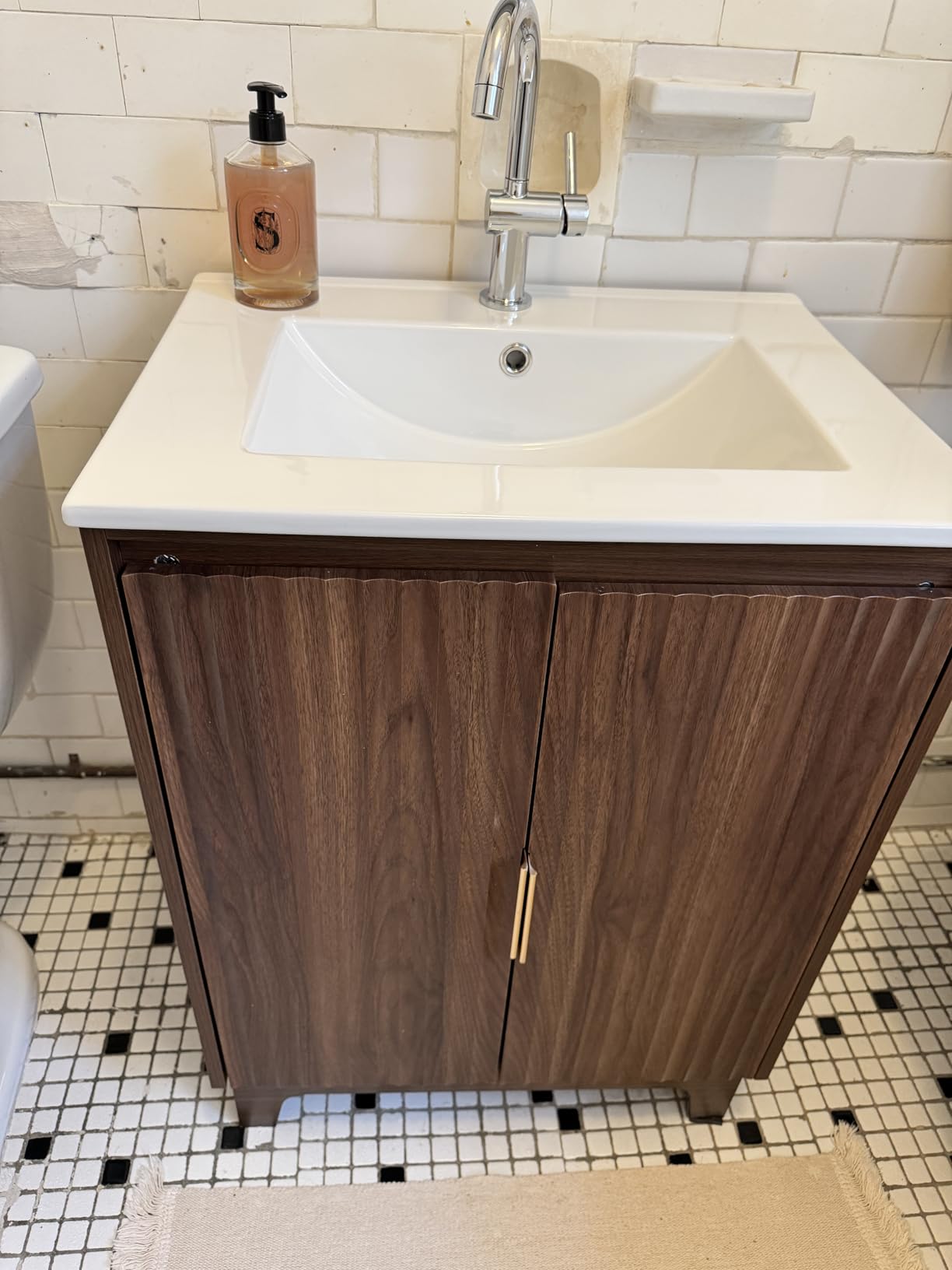 VINGLI 24 Inch Farmhouse Bathroom Vanity with Sink, Antique White Undermount Vanity Sink Cabinet with Barn Doors & U-Shaped Shelf, Freestanding Bathroom Storage Cabinet, Single Hole Ceramic Basin customer photo 1