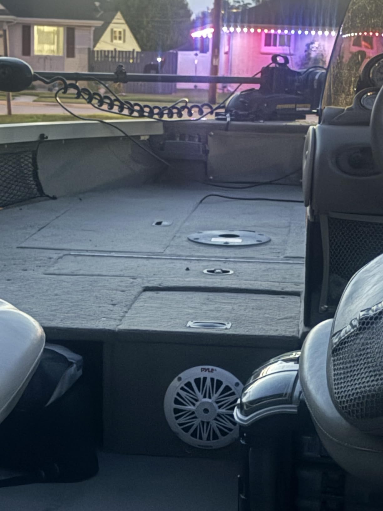 Pyle 6.5 Inch Dual Marine Speakers - 2 Way Waterproof and Weather Resistant Outdoor Audio Stereo Sound System with 200 Watt Power, Poly Carbon Cone and Butyl Rubber Surround - 1 Pair (White) customer photo 1