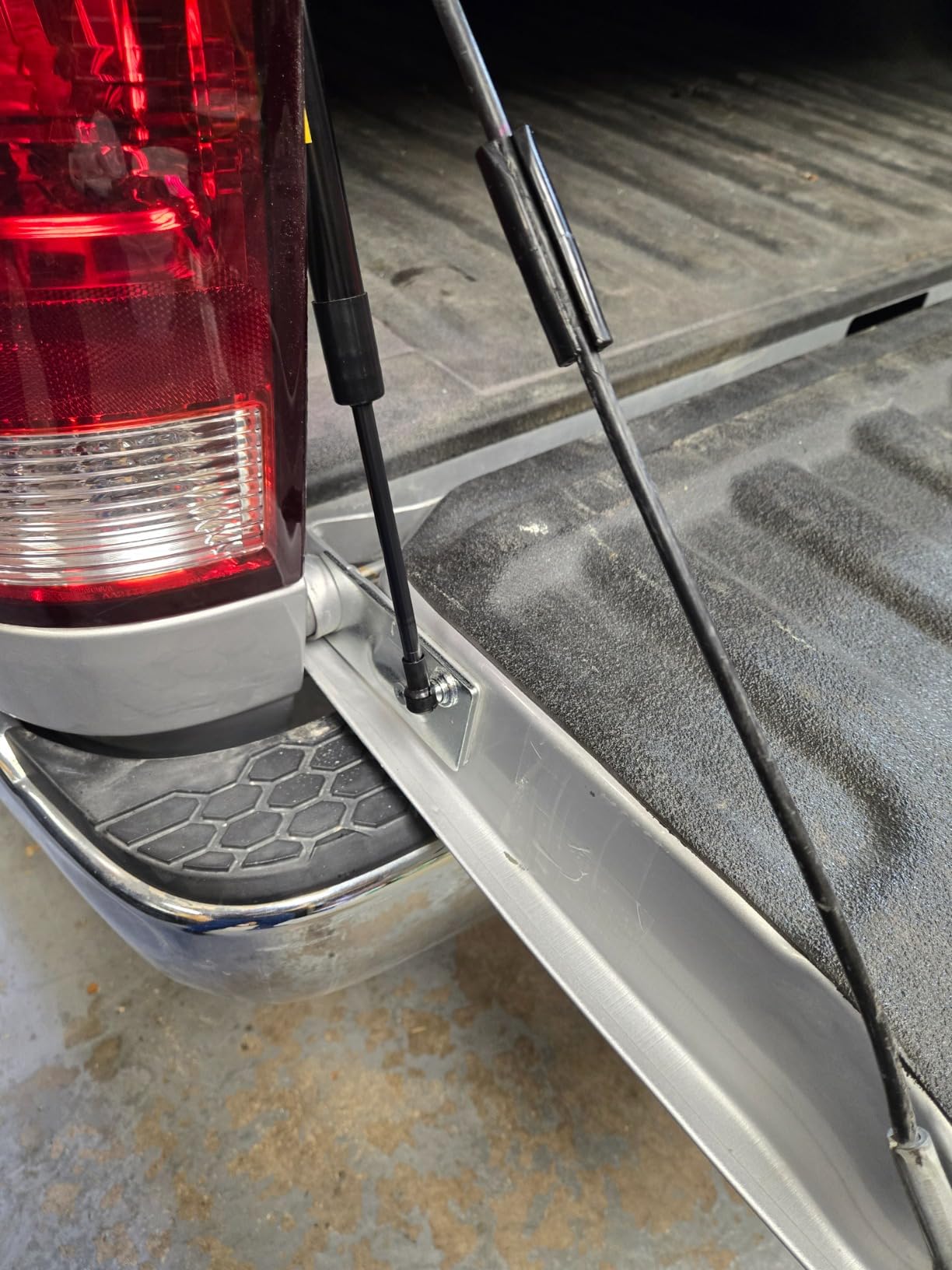 Dee Zee DZ43301 RAM Tailgate Assist / ‘09-‘18 RAM 1500/2019+ RAM 1500 Classic / 2010+ RAM 2500/3500 customer photo 1
