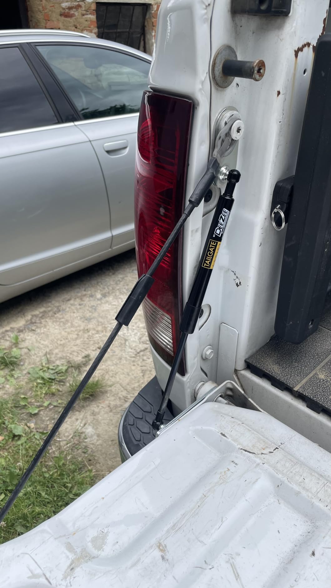 Dee Zee DZ43301 RAM Tailgate Assist / ‘09-‘18 RAM 1500/2019+ RAM 1500 Classic / 2010+ RAM 2500/3500 customer photo 2