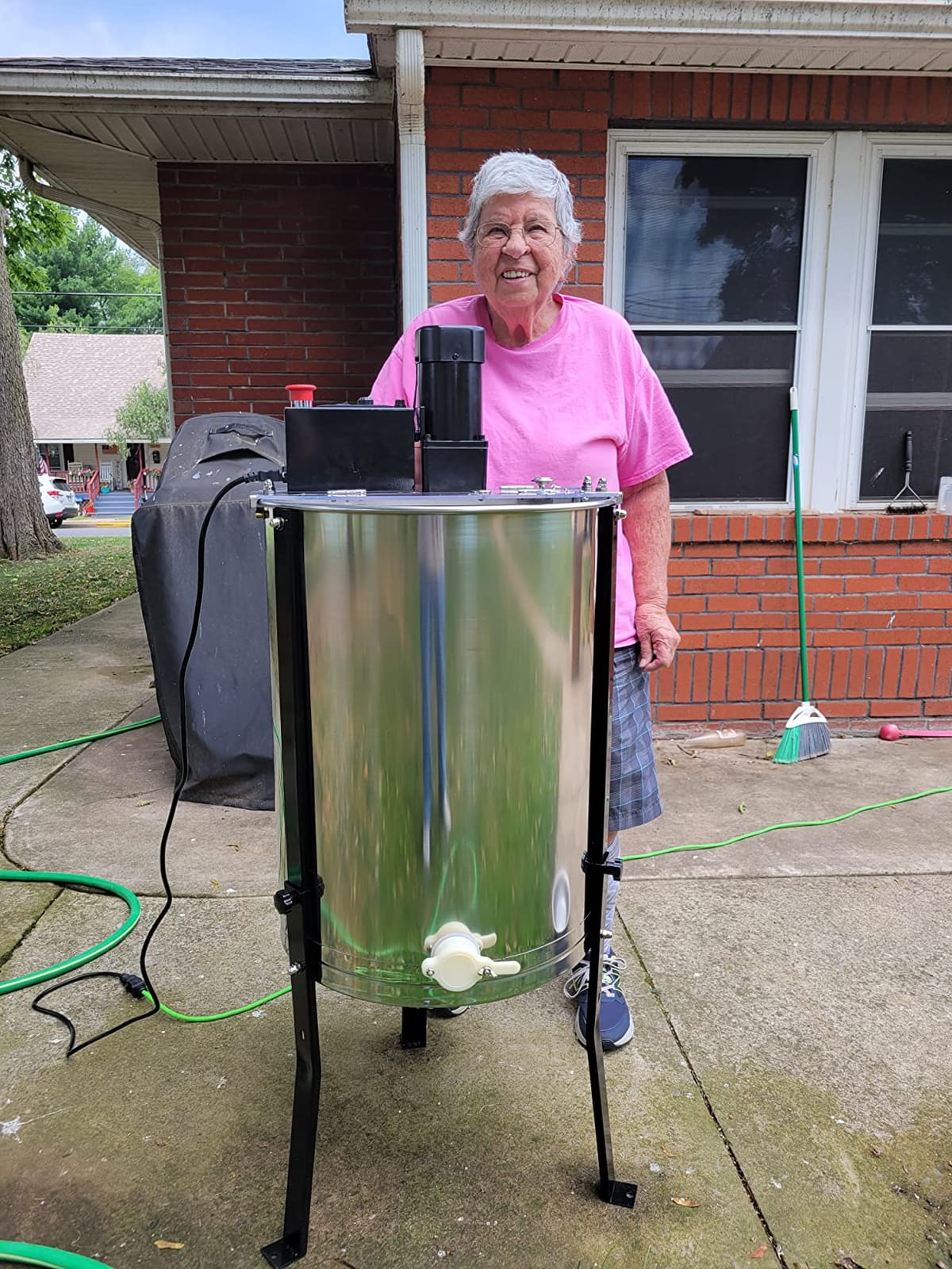 VIVO Electric Honey Extractor 8 Frame Rack, BEE-V004E customer photo 1