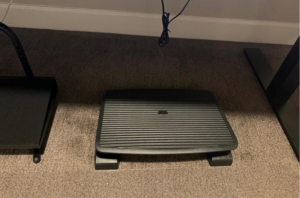 Mount-It! Foot Rest Under Desk, Large 17.5x13.5 in, 20° Tilt & Texture customer photo 1