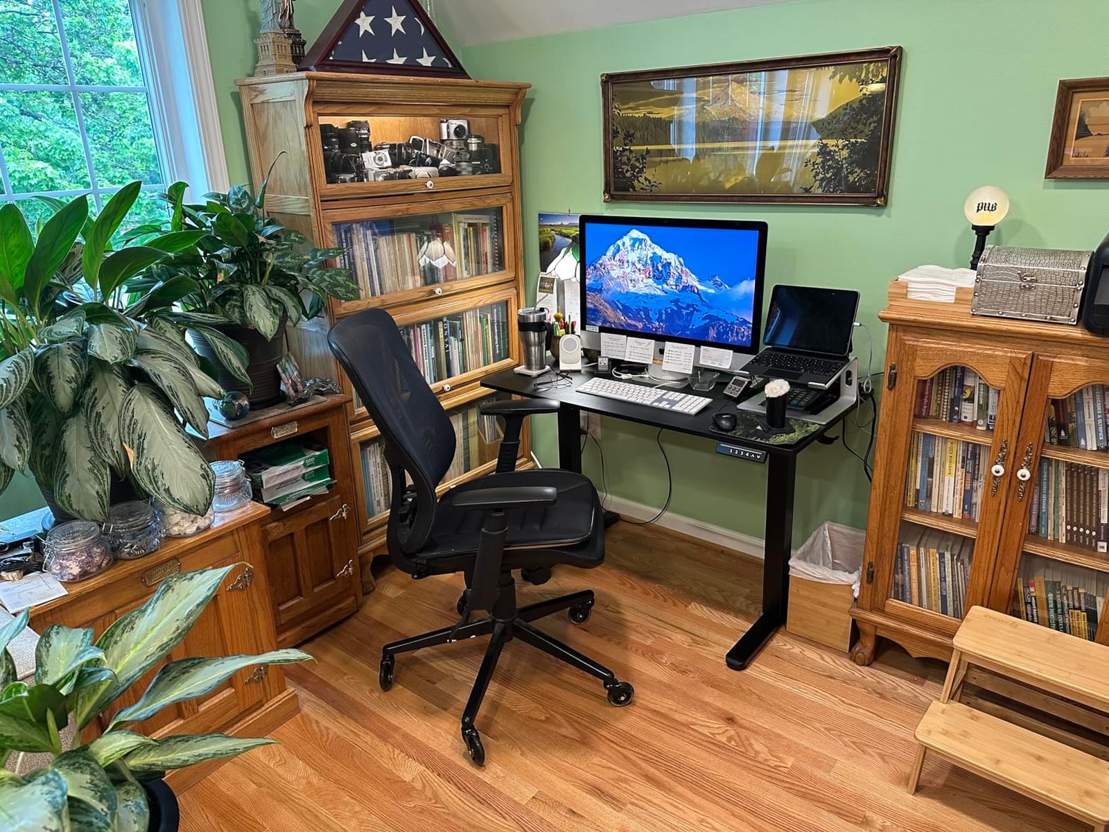 ErGear Height Adjustable Electric Standing Desk, 55 x 28 Inches Sit Stand up Desk, Memory Computer Home Office Desk, Black customer photo 2