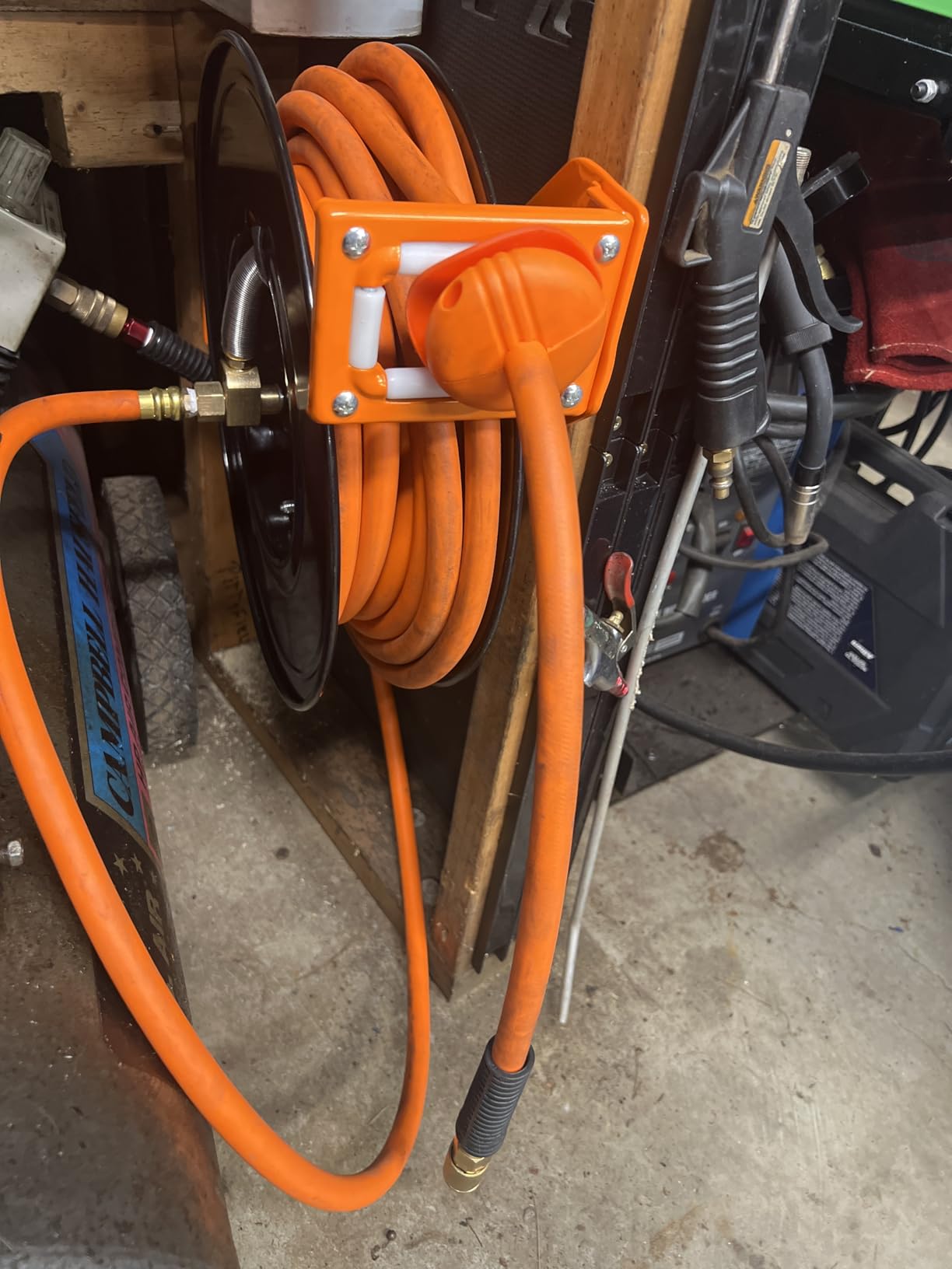 VEVOR Retractable Air Hose Reel 3/8 IN x 50 FT Hybrid Air Hose Max 300PSI customer photo 1