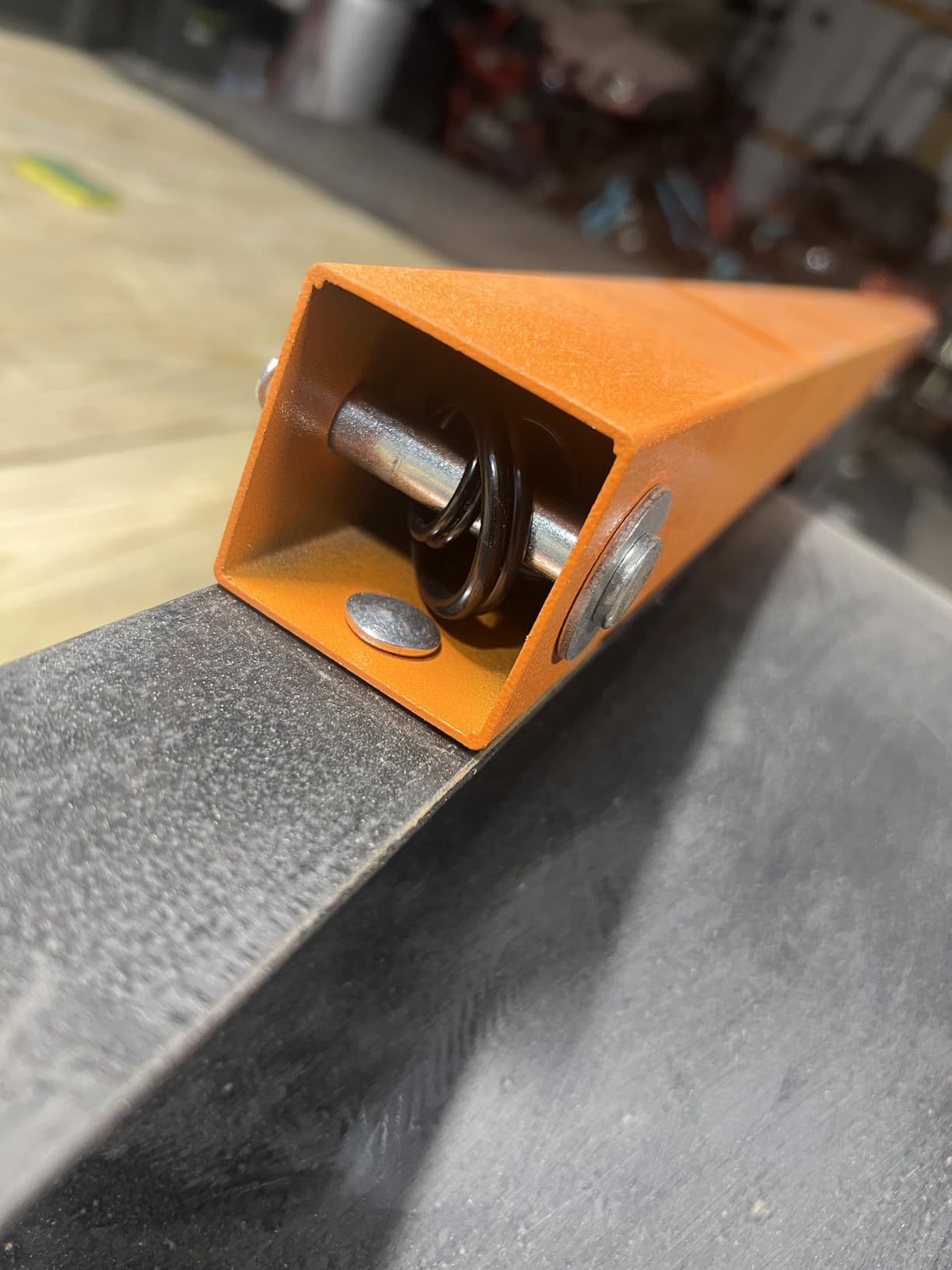 VEVOR Trailer Tailgate Lift Assist, Max 180 lbs Load Capacity, Compatible with Open Utility Trailer Tailgate and Ramp, with 10 to 24 Inches Heights Side Rail and 4 to 6 Feet Height Tail Gate or Ramp customer photo 1