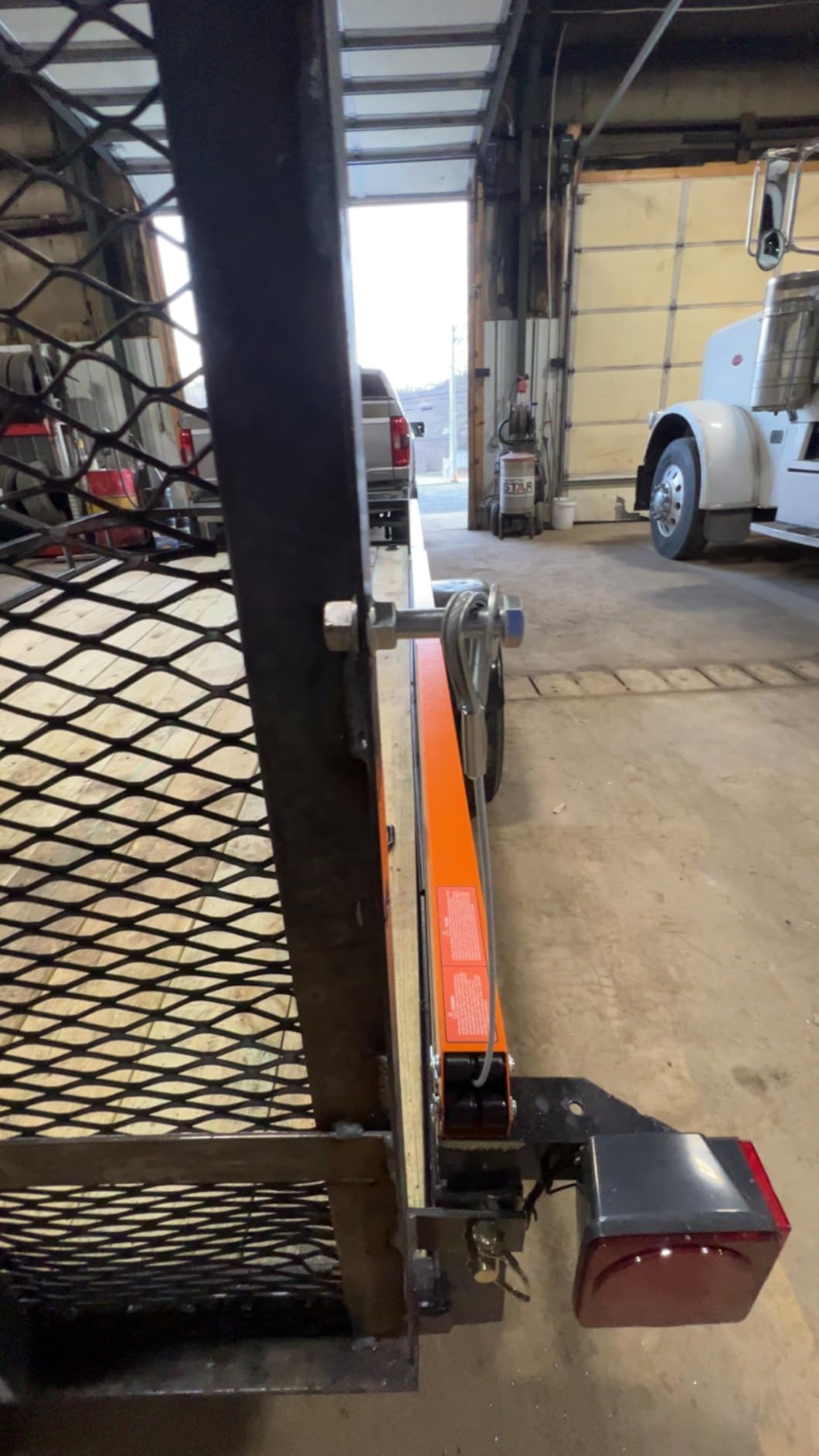 VEVOR Trailer Tailgate Lift Assist, Max 180 lbs Load Capacity, Compatible with Open Utility Trailer Tailgate and Ramp, with 10 to 24 Inches Heights Side Rail and 4 to 6 Feet Height Tail Gate or Ramp customer photo 2