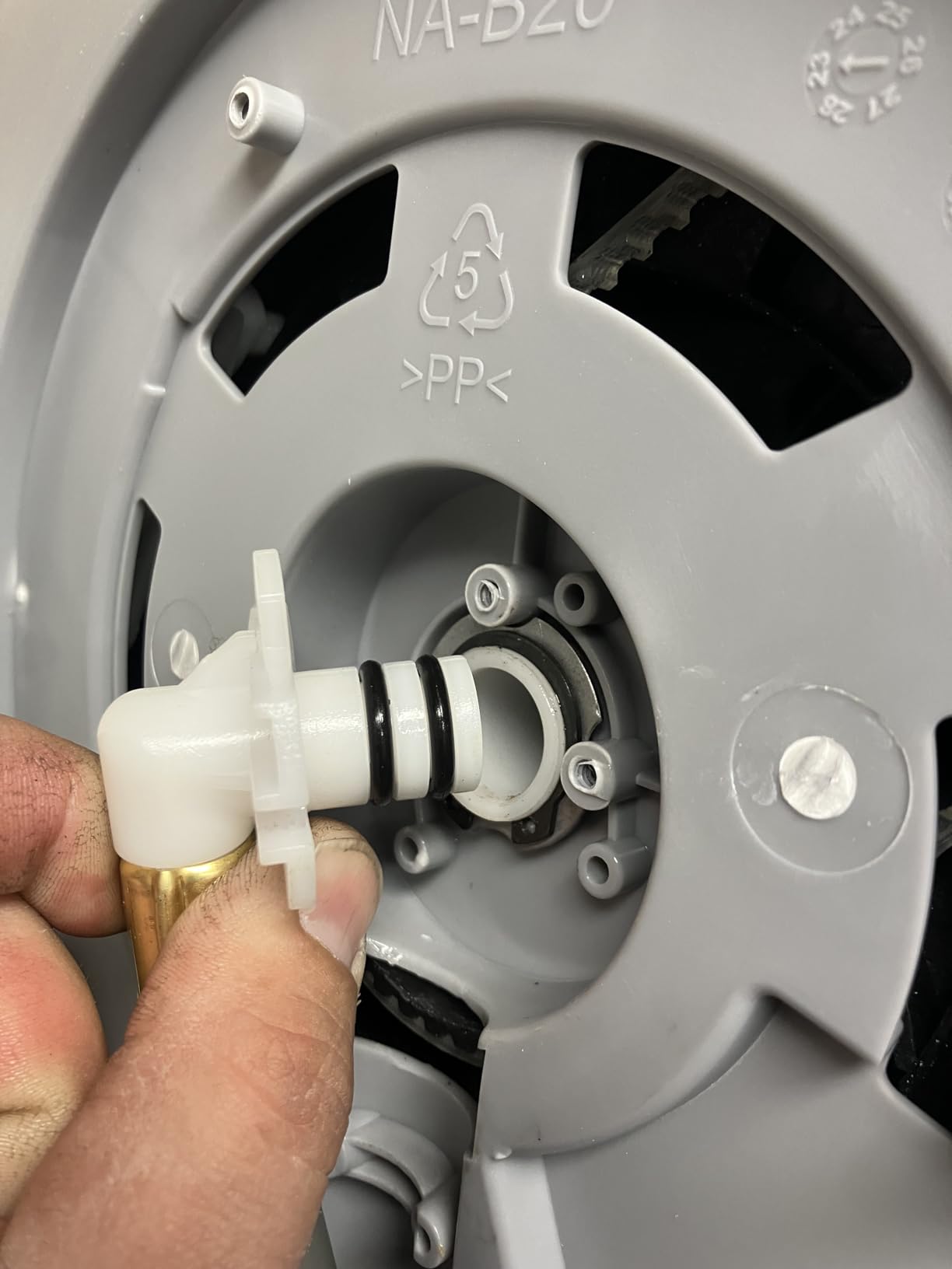 GLAHODEN Enclosed Retractable Air Hose Reel, 3/8 in x 80 Ft Hybrid Hose Air Compressor Hose Reel with 6 Ft Lead in Max 300 PSI Patented Design for Any Length Lock 180°Swivel Bracket Quick Coupler customer photo 2