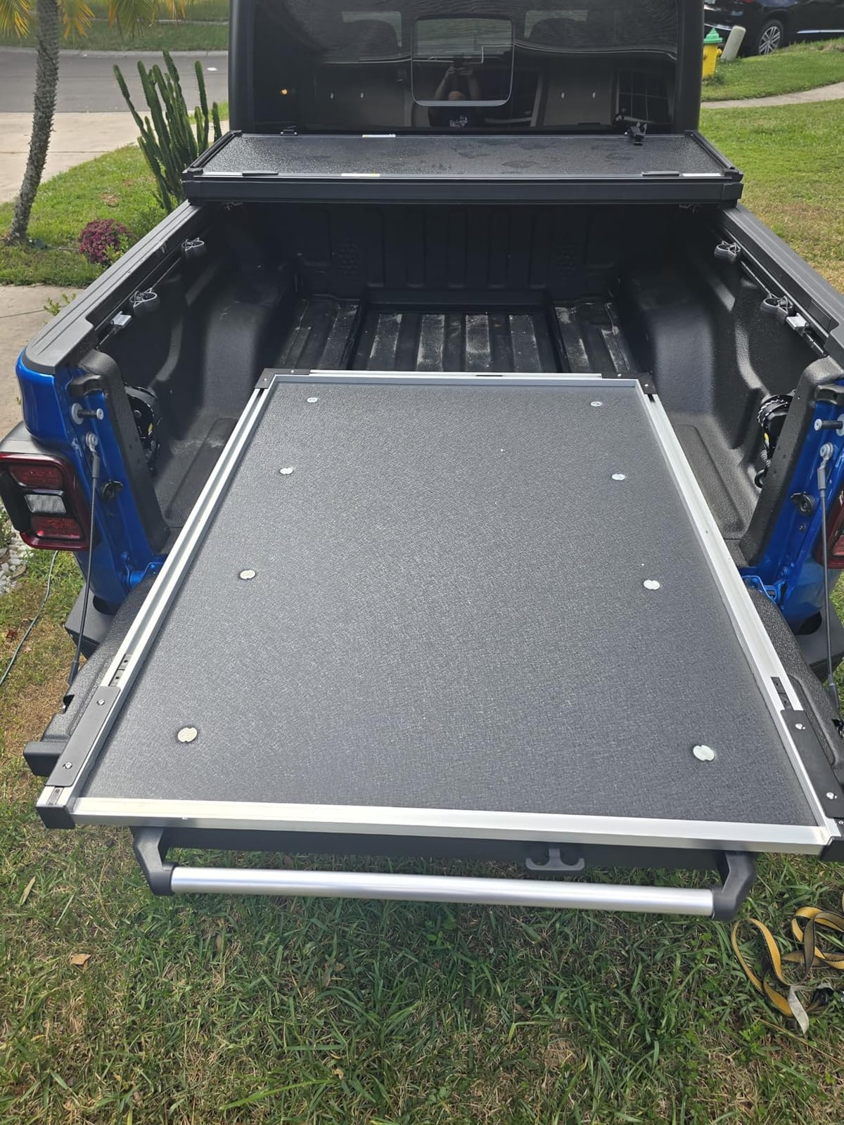 VEVOR Sliding Truck Bed Organizer, 63 x 47-Inch Heavy Duty Truck Bed Storage Drawer with 1000 lbs Capacity, Features 6 Movable Rings for Securing, 2-Postion Slide Out Tray for Pickup Trucks, Black customer photo 2