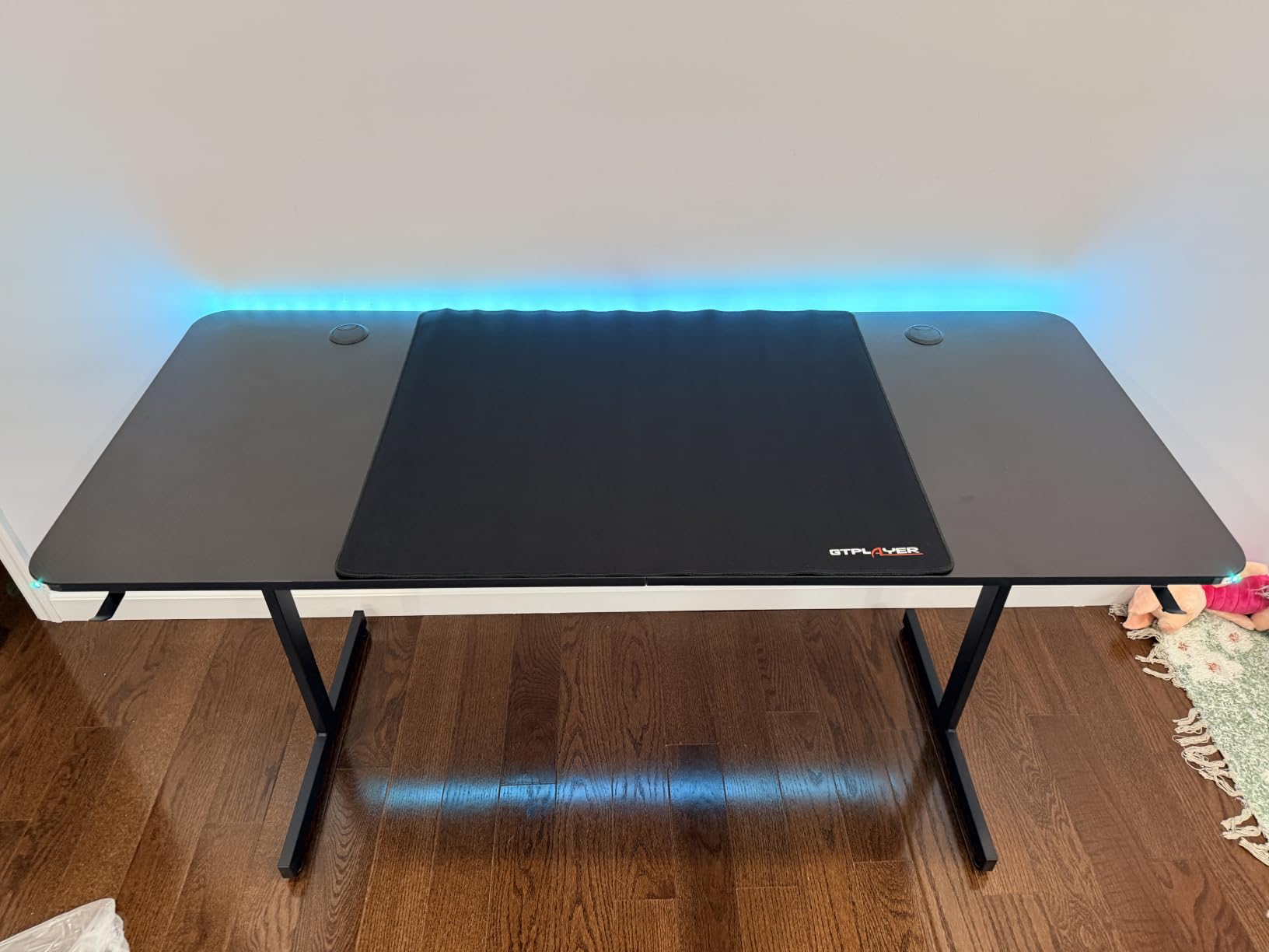 GTPLAYER Gaming Desk 55 Inch with LED Lights, Large Computer Desk with Mouse Pad for Home Office, T-Shaped Carbon Fibre Surface PC Game Workstations with Headphone Hook customer photo 1