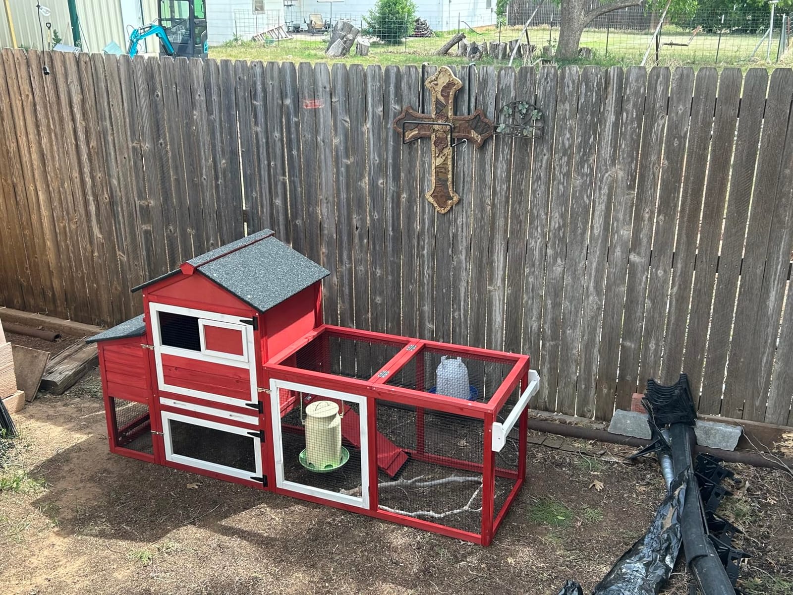 Large Chicken Coop for 4-6 Chickens with Nesting Box, Predator Proof Outdoor Hen House, Reinforced Frame, Waterproof Asphalt Roof, Easy Clean Pull-Out Tray, Ventilated Design customer photo 2